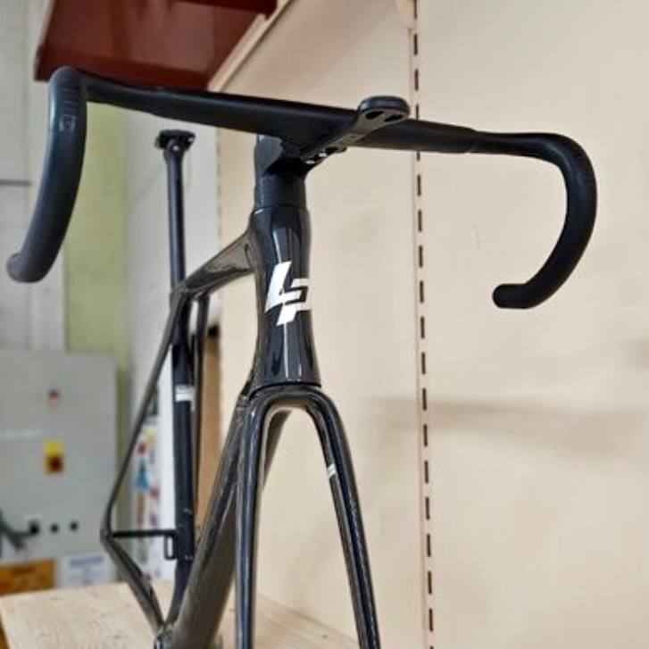 Cadre vélo de route carbone aéro – Freins à disque – Taille 56